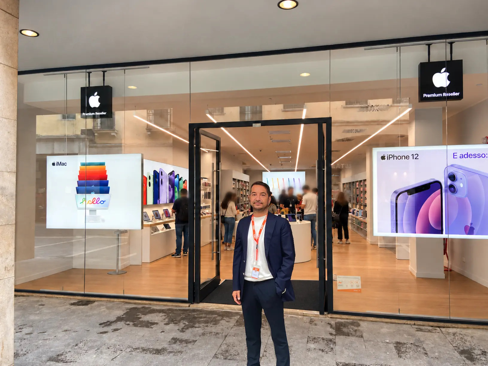 Daniele Perin all'ingresso di un negozio della rete Apple Premium Reseller